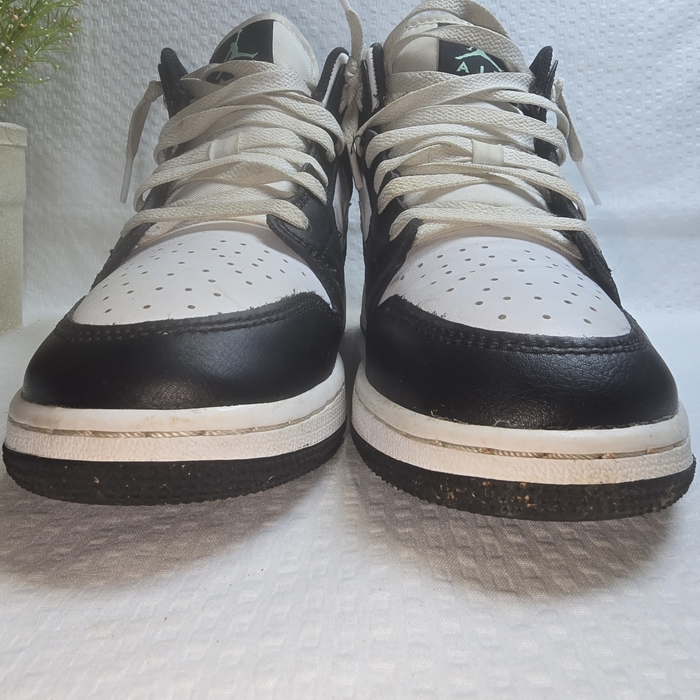 NIKE AIR JORDAN 1 MID WHITE BLACK GREEN GLOW YOUTH SIZE 5 EUC - Picture 8 of 8